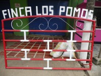 porton de 3m por 1 40 con letrero